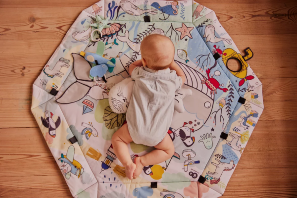 kinderkraft-mata-smartyplay-sea-dziecko-lezace-na-macie_1 Playmat and Ballpit 2in1 for Babies - Smartplay Sea
