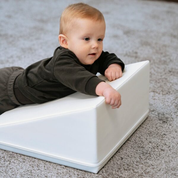 iglu-corner-climber-white-95fe1739.jpg Soft Play 5 Foam Block Set - White Corner Climber